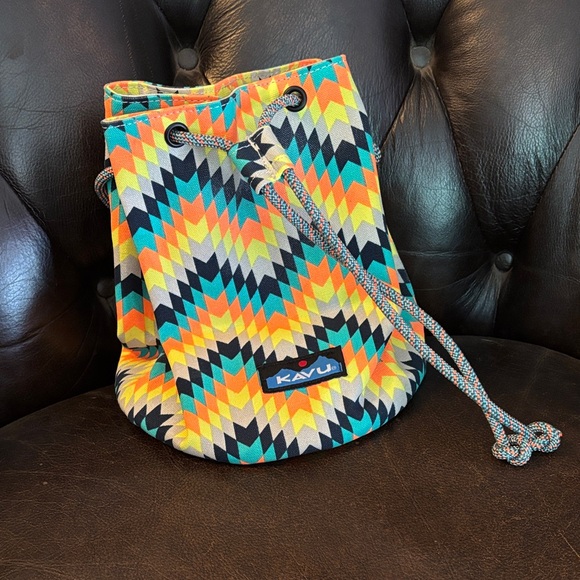 KAVU Women's Vibrant Chevron Crossbody Bucket Bag - Picture 6 of 7